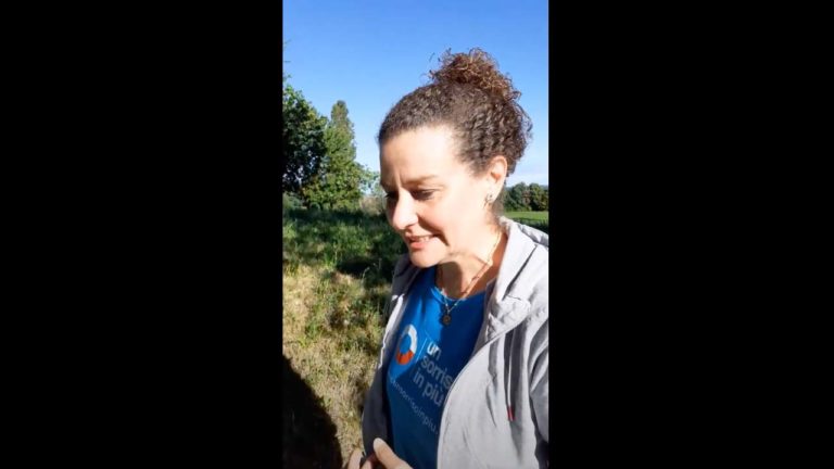 Eleonora che fa lezione di ginnastica per anziani