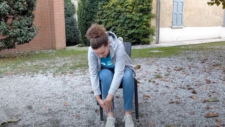Eleonora che fa lezione di ginnastica per anziani