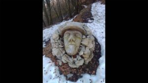 Scultura in legno del volto di un soldato caduto - sentiero delle espressioni Valle d'Intelvi