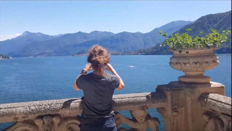 Ragazza fotografa lago di Como da villa del balbianello