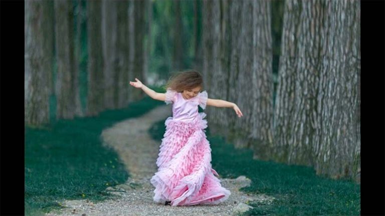 Bambina con vestito rosa