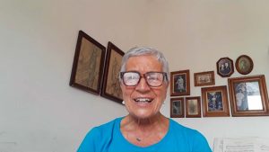 Ileana volontaria di Un Sorriso in Più legge racconti per gli anziani