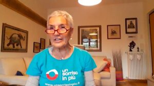 Ileana volontaria di Un Sorriso in Più legge racconti per gli anziani