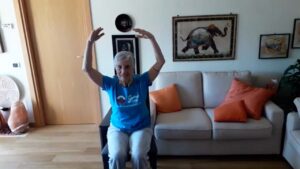Ileana che fa lezione di Yoga per anziani