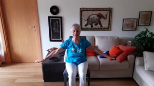 Ileana che fa lezione di Yoga per anziani